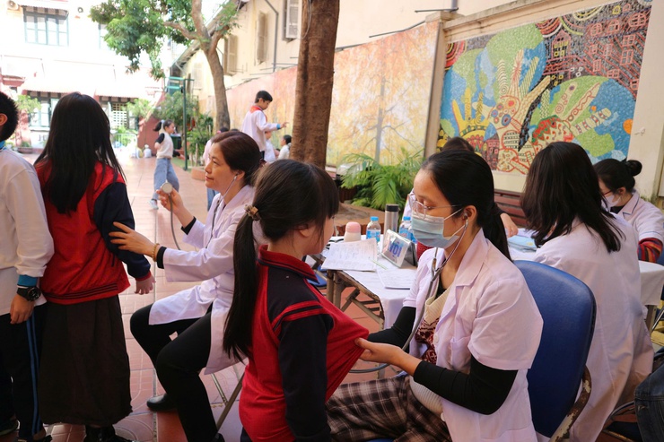 Phường Hai Bà Trưng tổ chức kiểm tra sức khỏe học sinh năm học 2025 - 2026.- Ảnh 10.