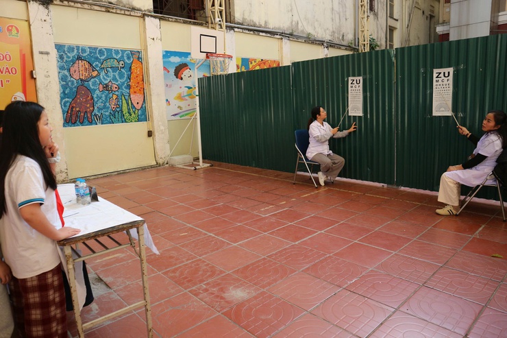 Phường Hai Bà Trưng tổ chức kiểm tra sức khỏe học sinh năm học 2025 - 2026.- Ảnh 2.