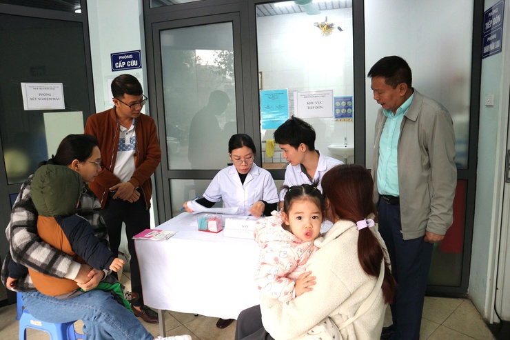 Phường Hai Bà Trưng tổ chức chiến dịch cho trẻ uống bổ sung Vitamin A đợt 2 năm 2025.
- Ảnh 3.