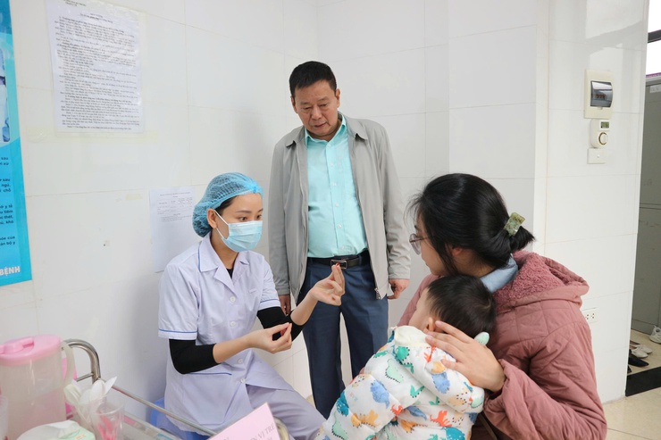 Phường Hai Bà Trưng tổ chức chiến dịch cho trẻ uống bổ sung Vitamin A đợt 2 năm 2025.
- Ảnh 2.