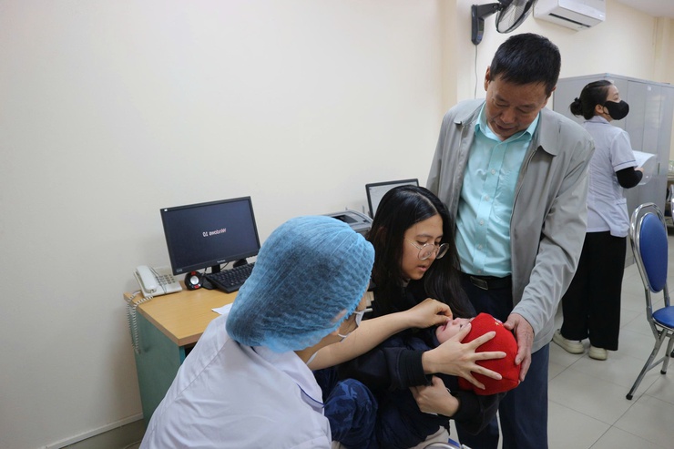 Phường Hai Bà Trưng tổ chức chiến dịch cho trẻ uống bổ sung Vitamin A đợt 2 năm 2025.
- Ảnh 8.