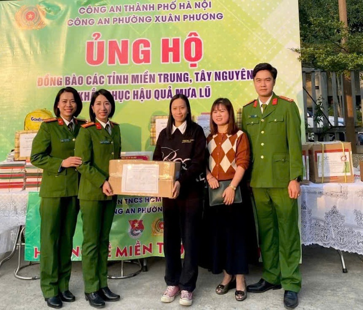 Công an phường Xuân Phương phát động phong trào ủng hộ đồng bào các tỉnh miền Trung, Tây Nguyên bị thiệt hại do mưa lũ.- Ảnh 3.