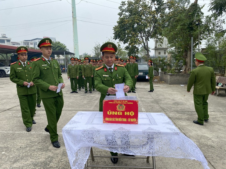 Công an phường Xuân Phương phát động phong trào ủng hộ đồng bào các tỉnh miền Trung, Tây Nguyên bị thiệt hại do mưa lũ.- Ảnh 2.