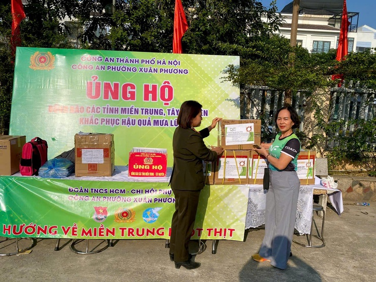 Công an phường Xuân Phương phát động phong trào ủng hộ đồng bào các tỉnh miền Trung, Tây Nguyên bị thiệt hại do mưa lũ.- Ảnh 4.