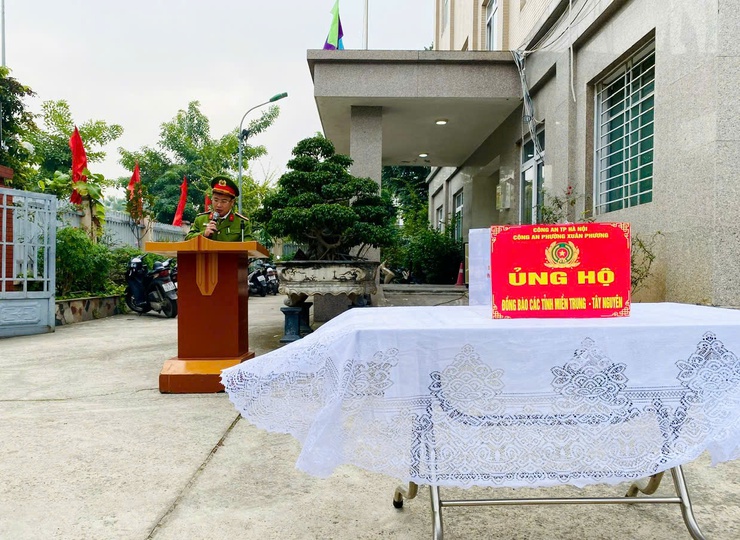 Công an phường Xuân Phương phát động phong trào ủng hộ đồng bào các tỉnh miền Trung, Tây Nguyên bị thiệt hại do mưa lũ.- Ảnh 1.