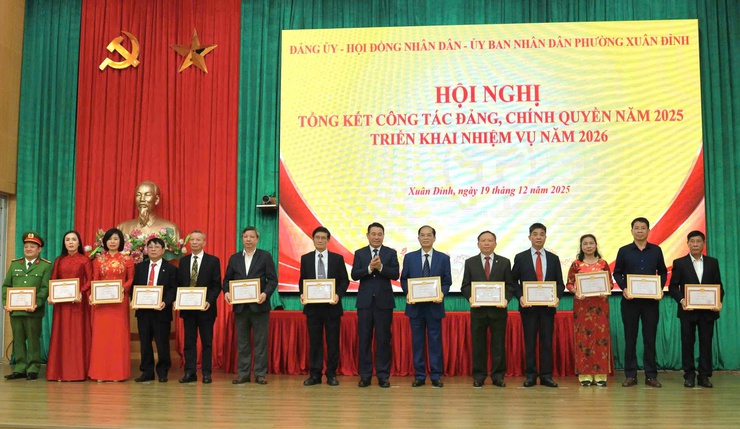 Phường Xuân Đỉnh khen thưởng 373 tập thể, cá nhân tiêu biểu, tạo động lực hoàn thành nhiệm vụ năm 2026- Ảnh 3.