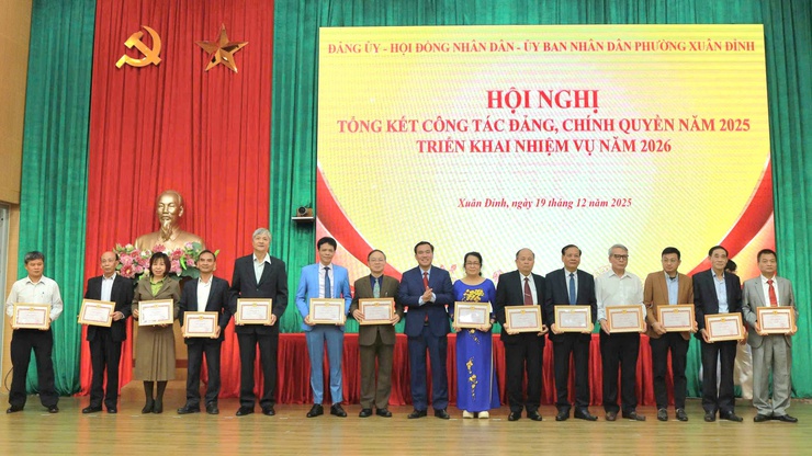 Phường Xuân Đỉnh khen thưởng 373 tập thể, cá nhân tiêu biểu, tạo động lực hoàn thành nhiệm vụ năm 2026- Ảnh 6.
