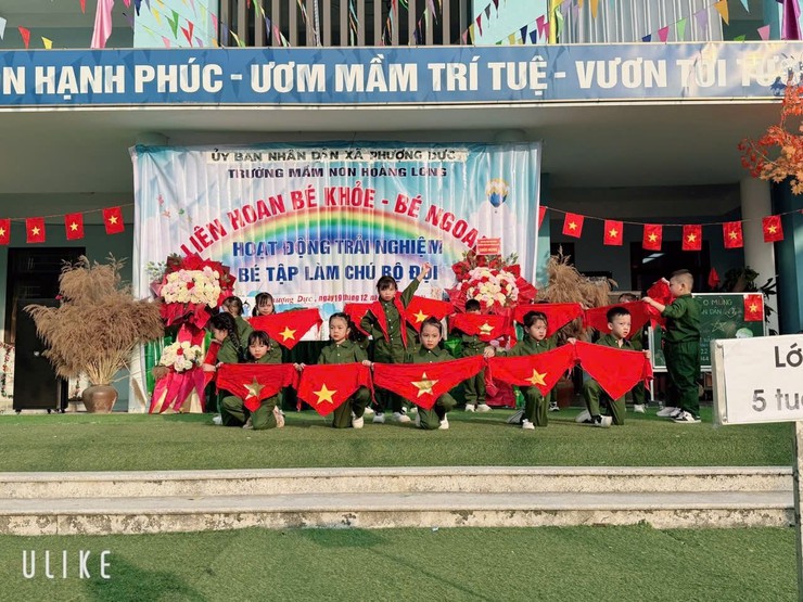 Những "chiến sĩ nhí" trường Mầm non Hoàng Long rạng rỡ trong chương trình trải nghiệm "Bé tập làm chú bộ đội"- Ảnh 1.