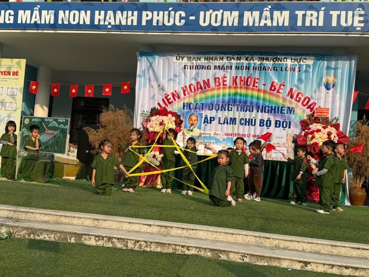 Những "chiến sĩ nhí" trường Mầm non Hoàng Long rạng rỡ trong chương trình trải nghiệm "Bé tập làm chú bộ đội"- Ảnh 2.