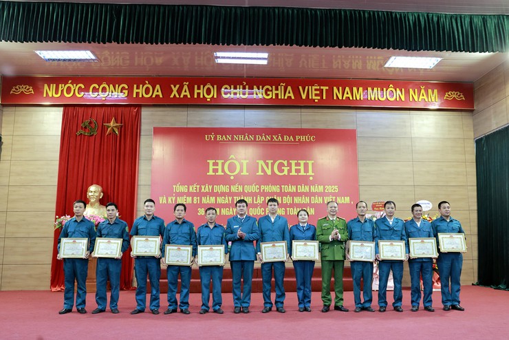 XÃ ĐA PHÚC - TỔNG KẾT CÔNG TÁC QUÂN SỰ, QUỐC PHÒNG ĐỊA PHƯƠNG NĂM 2025 VÀ GẶP MẶT KỶ NIỆM 81 NĂM NGÀY THÀNH LẬP QUÂN ĐỘI NHÂN DÂN VIỆT NAM- Ảnh 12.