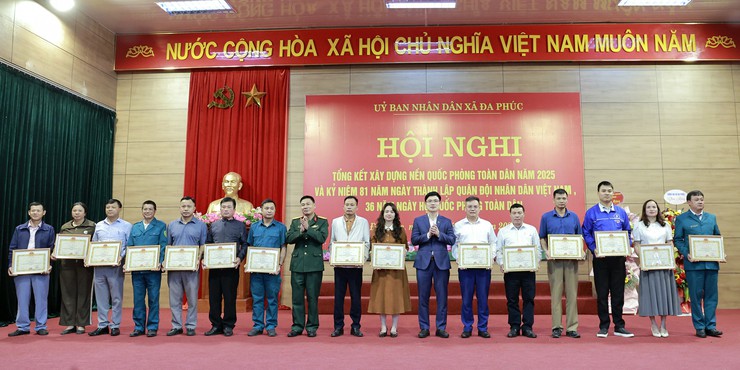 XÃ ĐA PHÚC - TỔNG KẾT CÔNG TÁC QUÂN SỰ, QUỐC PHÒNG ĐỊA PHƯƠNG NĂM 2025 VÀ GẶP MẶT KỶ NIỆM 81 NĂM NGÀY THÀNH LẬP QUÂN ĐỘI NHÂN DÂN VIỆT NAM- Ảnh 9.