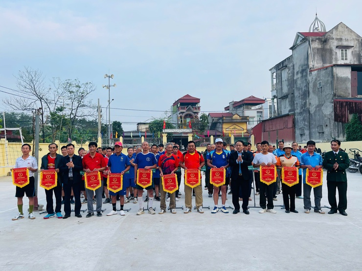 XÃ PHÚC SƠN TỔ CHỨC GIẢI BÓNG CHUYỀN HƠI CỰU CHIẾN BINH CHÀO MỪNG CÁC NGÀY LỄ LỚN- Ảnh 2.