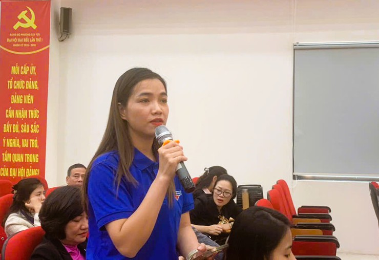 Đồng chí Vũ Duy Hùng - Phó Bí thư Đảng uỷ, Chủ tịch UBND phường Tây Tựu đối thoại với thanh niên- Ảnh 1.