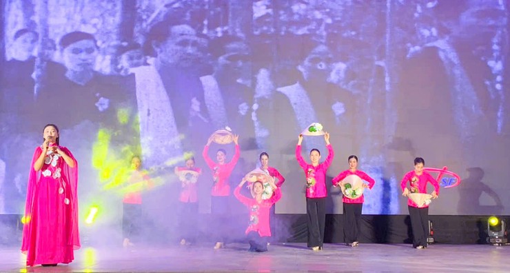 Phường Tây Tựu phối hợp tổ chức Chương trình biểu diễn nghệ thuật với chủ đề “Em vẫn đợi anh về”- Ảnh 1.