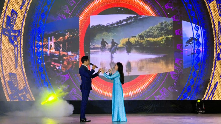 Phường Tây Tựu phối hợp tổ chức Chương trình biểu diễn nghệ thuật với chủ đề “Em vẫn đợi anh về”- Ảnh 2.