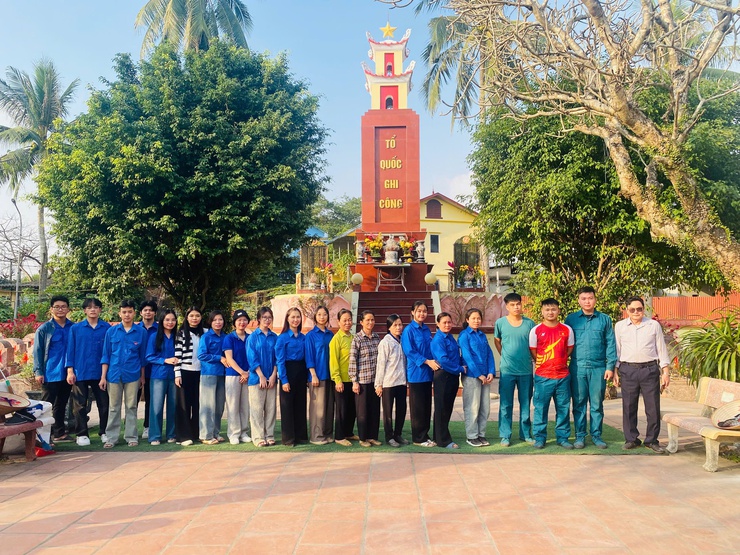 Tuổi trẻ Tam Hưng ra quân vệ sinh môi trường, chăm sóc Nghĩa trang Liệt sĩ- Ảnh 5.