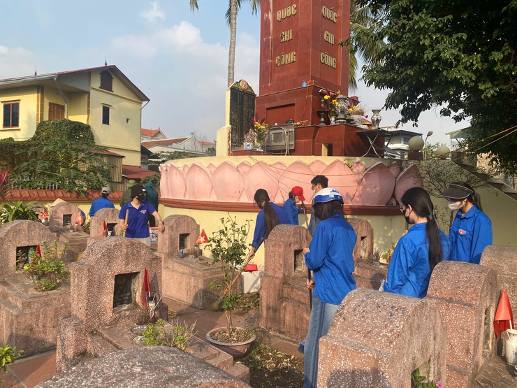 Tuổi trẻ Tam Hưng ra quân vệ sinh môi trường, chăm sóc Nghĩa trang Liệt sĩ- Ảnh 2.