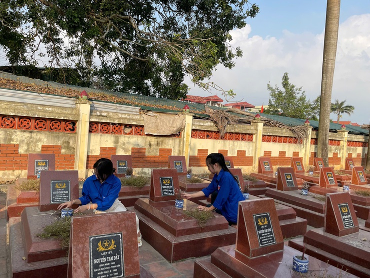Tuổi trẻ Tam Hưng ra quân vệ sinh môi trường, chăm sóc Nghĩa trang Liệt sĩ- Ảnh 3.