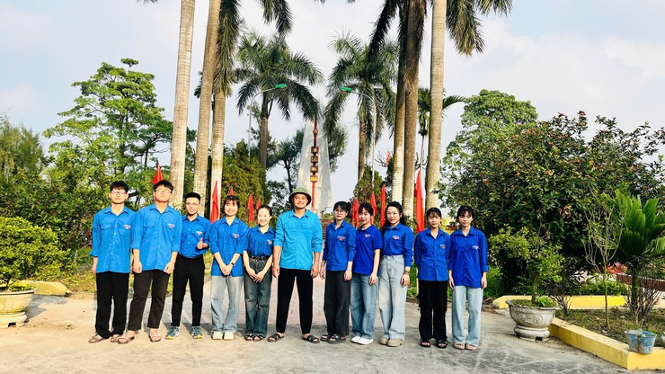 Tuổi trẻ Tam Hưng ra quân vệ sinh môi trường, chăm sóc Nghĩa trang Liệt sĩ- Ảnh 4.