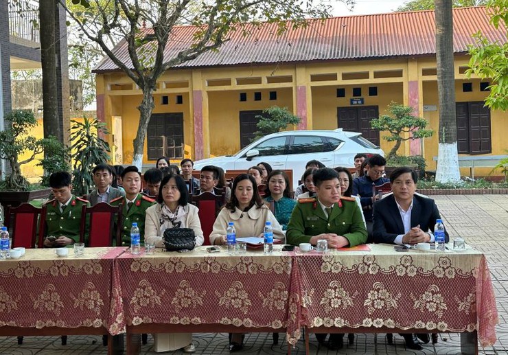 Công an xã Xuân Mai tuyên truyền pháp luật, ký cam kết không vi phạm về vũ khí, vật liệu nổ và pháo dịp Tết- Ảnh 1.