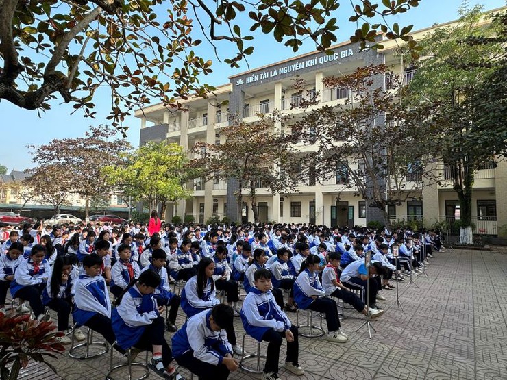 Công an xã Xuân Mai tuyên truyền pháp luật, ký cam kết không vi phạm về vũ khí, vật liệu nổ và pháo dịp Tết- Ảnh 2.