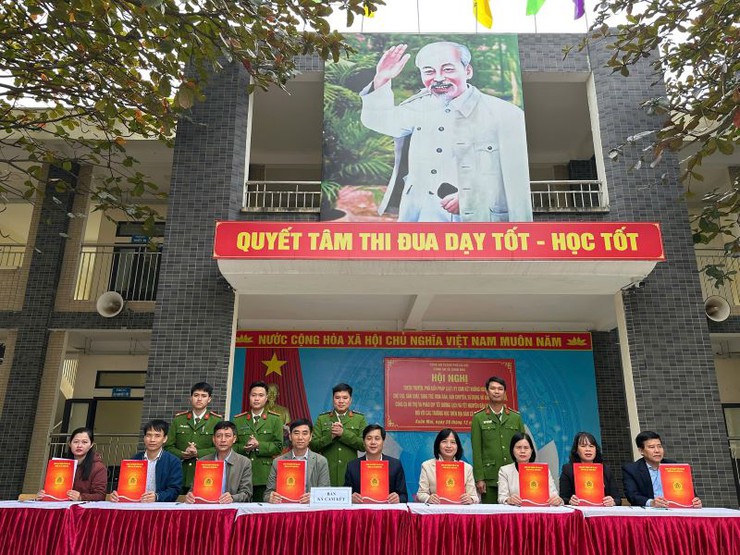 Công an xã Xuân Mai tuyên truyền pháp luật, ký cam kết không vi phạm về vũ khí, vật liệu nổ và pháo dịp Tết- Ảnh 6.