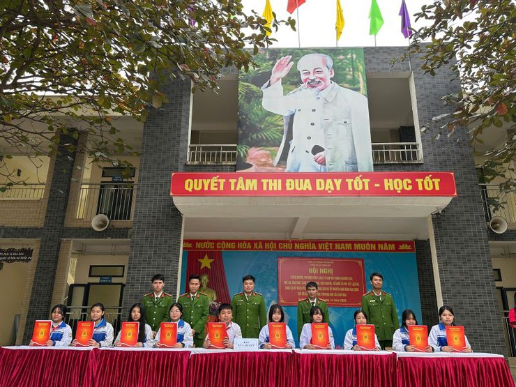 Công an xã Xuân Mai tuyên truyền pháp luật, ký cam kết không vi phạm về vũ khí, vật liệu nổ và pháo dịp Tết- Ảnh 5.