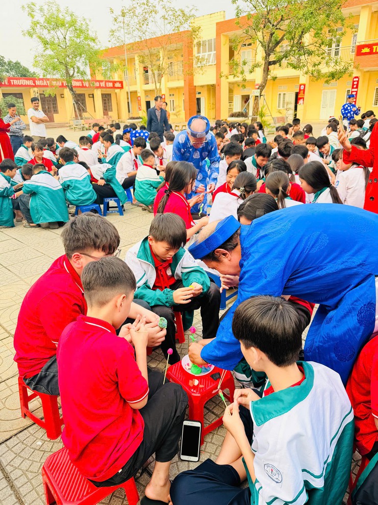 Lớp truyền dạy di sản văn hóa phi vật thể “Tò he” - Ảnh 3.