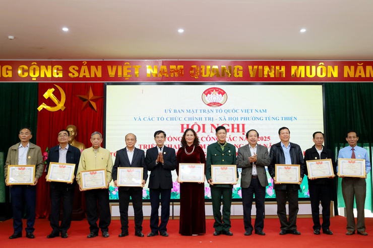 Phường Tùng Thiện tổ chức Hội nghị tổng kết công tác mặt trận và các tổ chức chính trị - xã hội năm 2025- Ảnh 4.