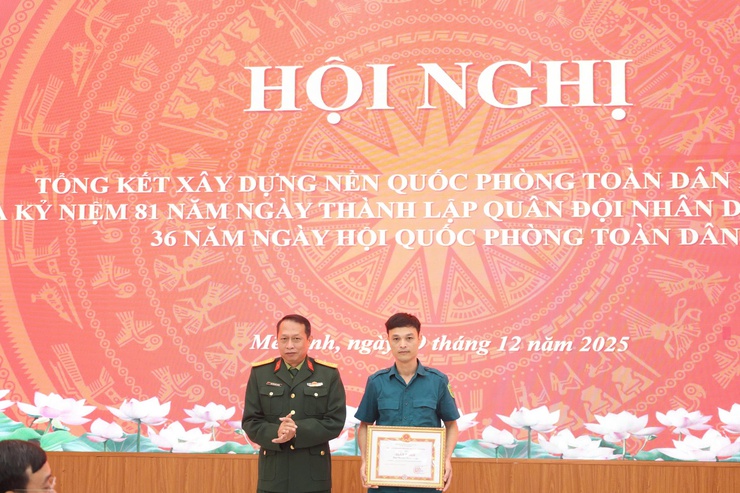 Mê Linh tổ chức Hội nghị tổng kết công tác xây dựng nền quốc phòng toàn dân năm 2025, Kỷ niệm 81 năm Ngày thành lập Quân đội nhân dân Việt Nam- Ảnh 3.