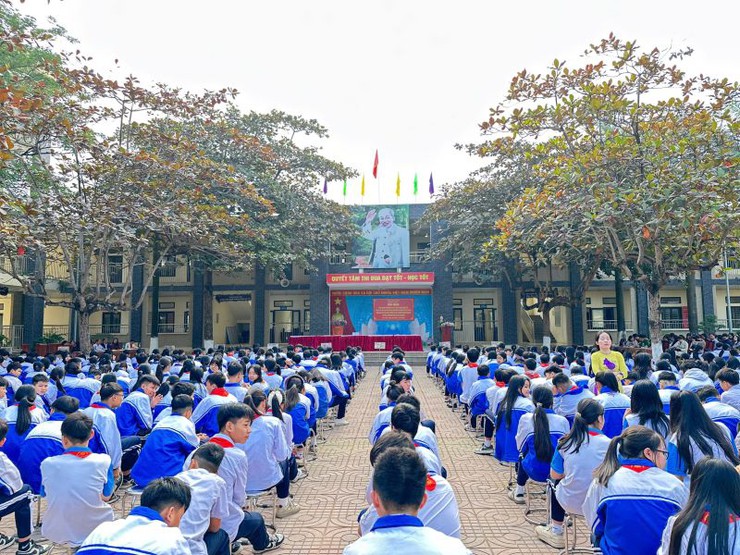 Công an xã Xuân Mai tuyên truyền pháp luật, ký cam kết không vi phạm về vũ khí, vật liệu nổ và pháo dịp Tết- Ảnh 3.