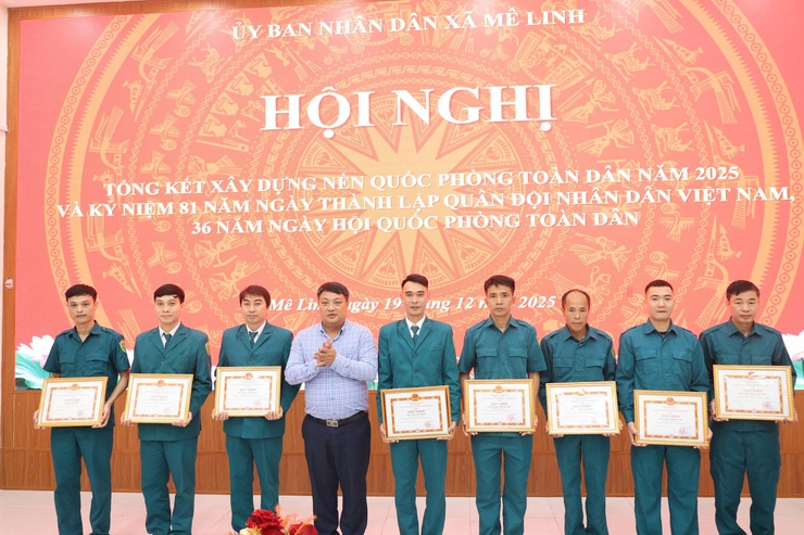 Mê Linh tổ chức Hội nghị tổng kết công tác xây dựng nền quốc phòng toàn dân năm 2025, Kỷ niệm 81 năm Ngày thành lập Quân đội nhân dân Việt Nam- Ảnh 4.