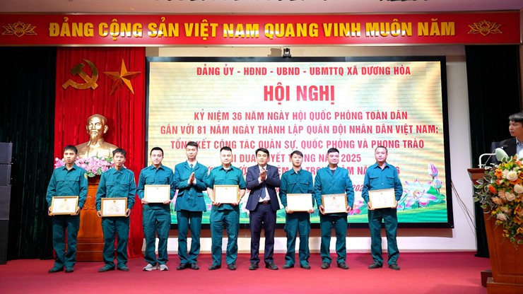 UBND xã Dương Hòa tổ chức Kỷ niệm 36 năm Ngày Hội Quốc phòng toàn dân gắn với 81 năm Ngày thành lập Quân đội nhân dân Việt Nam và Tổng kết công tác quân sự, quốc phòng năm 2025...- Ảnh 8.
