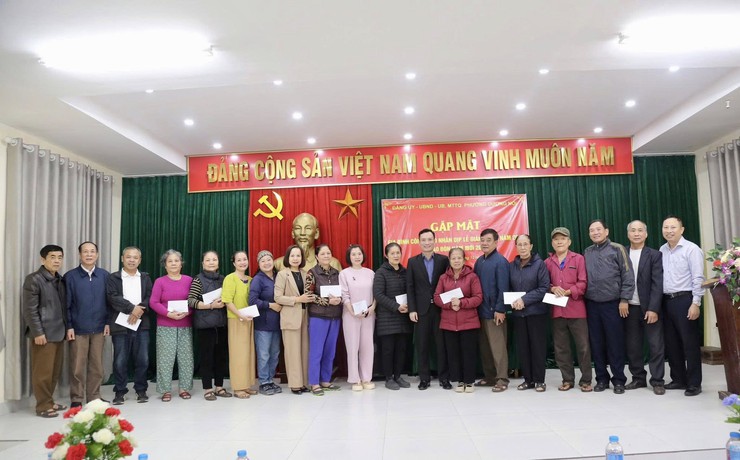 Phường Dương Nội gặp mặt, tặng quà đồng bào công giáo nhân dịp Lễ Giáng sinh 2025- Ảnh 1.