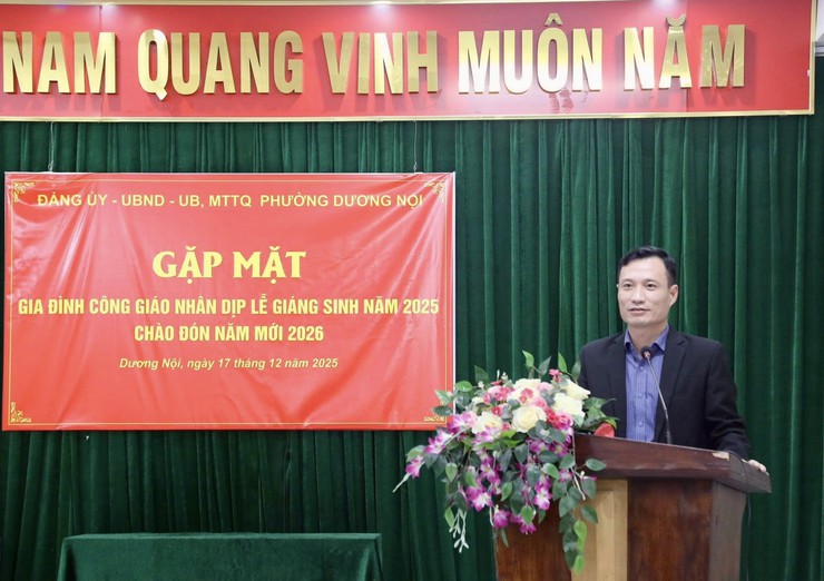 Phường Dương Nội gặp mặt, tặng quà đồng bào công giáo nhân dịp Lễ Giáng sinh 2025- Ảnh 2.
