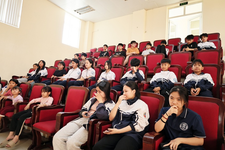 Xã Quảng Bị chiếu phim “Mưa đỏ” miễn phí phục vụ Nhân dân, lan tỏa tinh thần yêu nước- Ảnh 7.