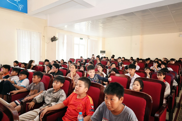 Xã Quảng Bị chiếu phim “Mưa đỏ” miễn phí phục vụ Nhân dân, lan tỏa tinh thần yêu nước- Ảnh 9.