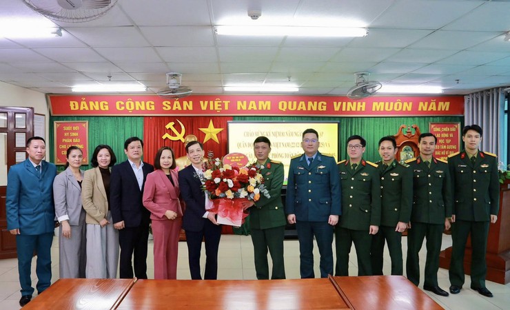 Lãnh đạo phường Dương Nội thăm, chúc mừng một số đơn vị Quân đội nhân dịp 22/12- Ảnh 1.