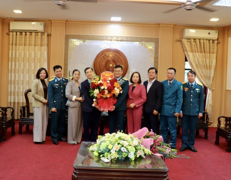 Lãnh đạo phường Dương Nội thăm, chúc mừng một số đơn vị Quân đội nhân dịp 22/12- Ảnh 2.