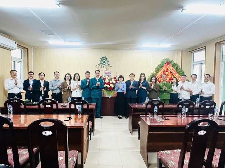 Lãnh đạo phường Bồ Đề thăm, chúc mừng Ban Chỉ huy Quân sự phường và các đơn vị quân đội trên địa bàn - Ảnh 1.