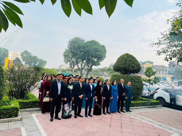 Phường Kim Liên tổ chức dâng hương tưởng niệm tại Địa điểm lưu niệm sự kiện lịch sử cách mạng kháng chiến Bệnh viện Bạch Mai- Ảnh 1.
