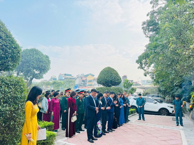 Phường Kim Liên tổ chức dâng hương tưởng niệm tại Địa điểm lưu niệm sự kiện lịch sử cách mạng kháng chiến Bệnh viện Bạch Mai- Ảnh 2.