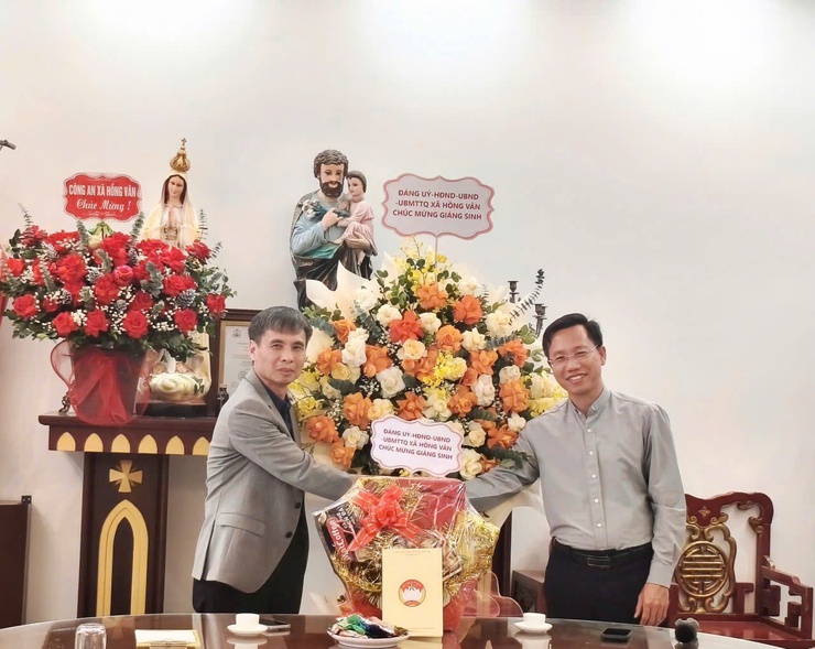 Xã Hồng Vân: Thăm tặng quà các cơ sở tôn giáo nhân dịp lễ Giáng sinh năm 2025- Ảnh 1.
