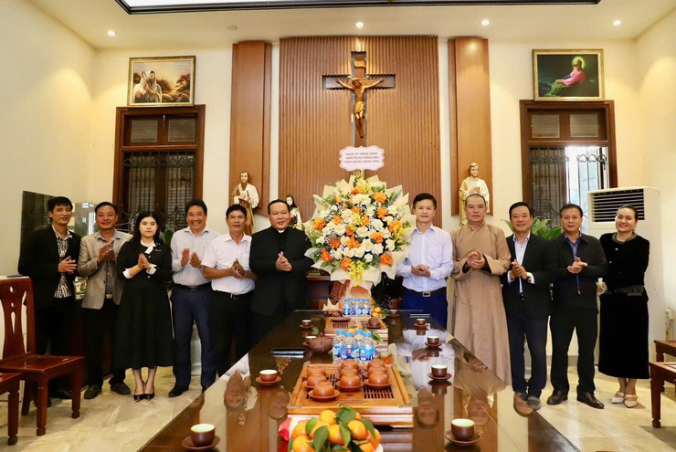 Xã Hồng Vân: Thăm tặng quà các cơ sở tôn giáo nhân dịp lễ Giáng sinh năm 2025- Ảnh 2.