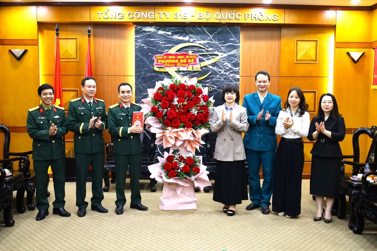 Lãnh đạo phường Bồ Đề thăm, chúc mừng Ban Chỉ huy Quân sự phường và các đơn vị quân đội trên địa bàn - Ảnh 3.