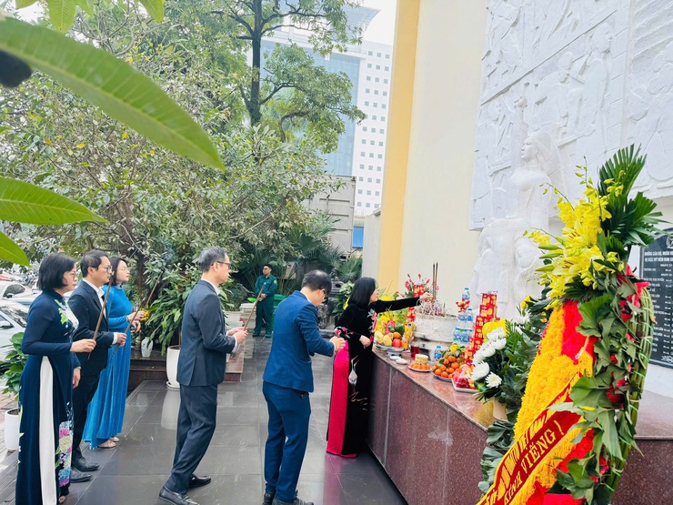 Phường Kim Liên tổ chức dâng hương tưởng niệm tại Địa điểm lưu niệm sự kiện lịch sử cách mạng kháng chiến Bệnh viện Bạch Mai- Ảnh 5.