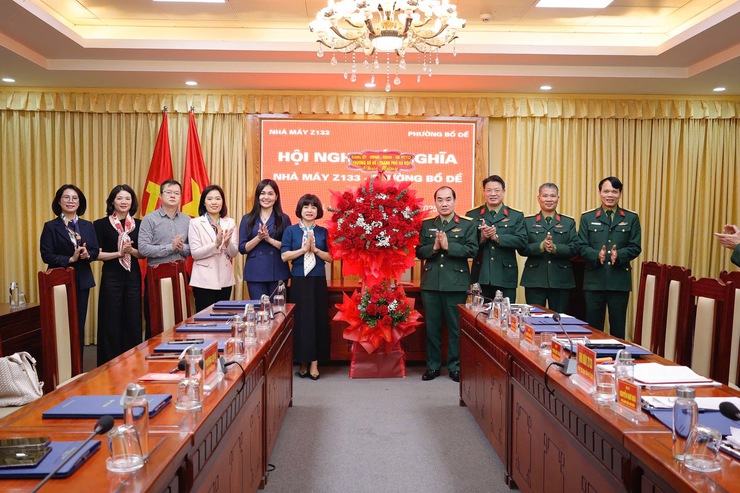 Lãnh đạo phường Bồ Đề thăm, chúc mừng Ban Chỉ huy Quân sự phường và các đơn vị quân đội trên địa bàn - Ảnh 4.