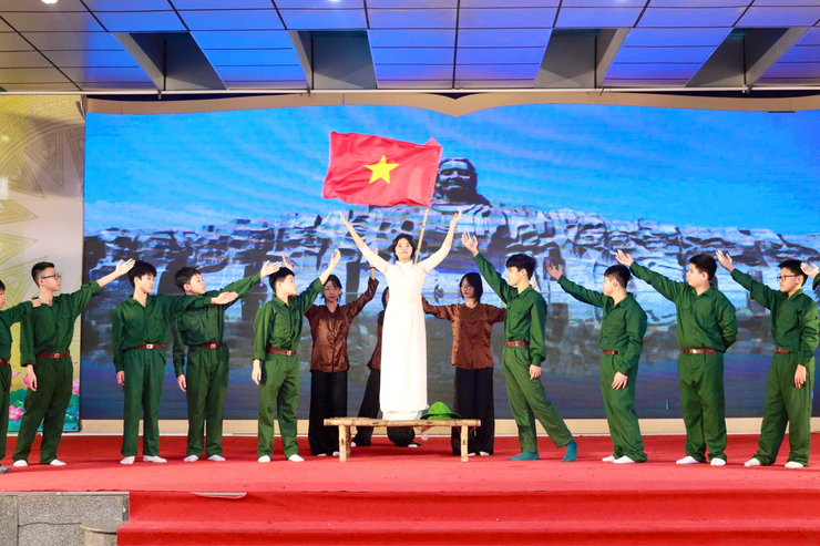 HÁT MÃI KHÚC QUÂN HÀNH – CHƯƠNG TRÌNH SINH HOẠT CHỦ ĐIỂM CHÀO MỪNG 81 NĂM NGÀY THÀNH LẬP QUÂN ĐỘI NHÂN DÂN VIỆT NAM VÀ 36 NĂM NGÀY HỘI QUỐC PHÒNG TOÀN DÂN - Ảnh 5.