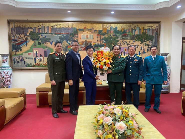 PHƯỜNG KIM LIÊN THĂM, TẶNG QUÀ CÁC ĐƠN VỊ QUÂN ĐỘI NHÂN DỊP 22/12- Ảnh 2.