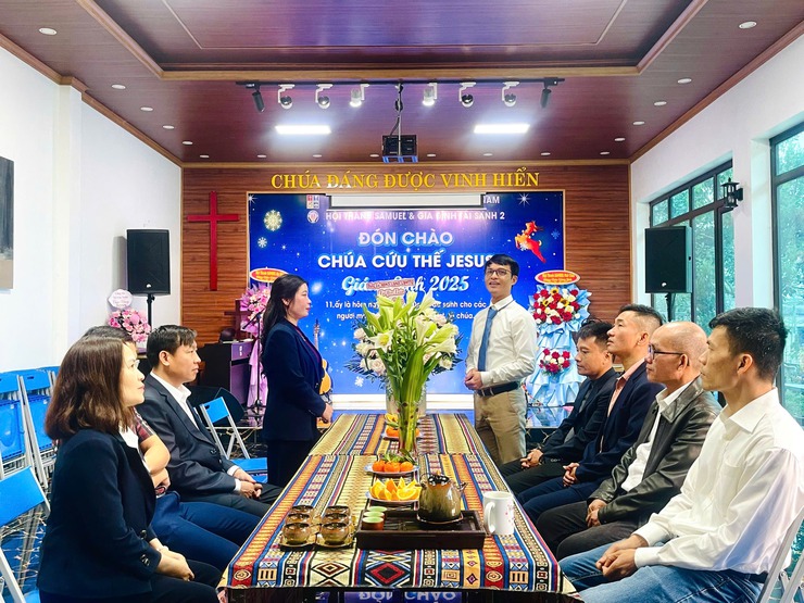 Yên Xuân: Thăm, tặng hoa các điểm sinh hoạt tôn giáo nhân dịp lễ Giáng sinh Noel năm 2025- Ảnh 2.